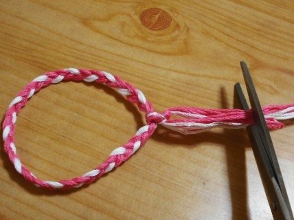 三つ編みのミサンガの編み方 簡単な作り方のポイント 生活に役立つ記事