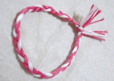 三つ編みのミサンガの編み方 簡単な作り方のポイント 生活に役立つ記事