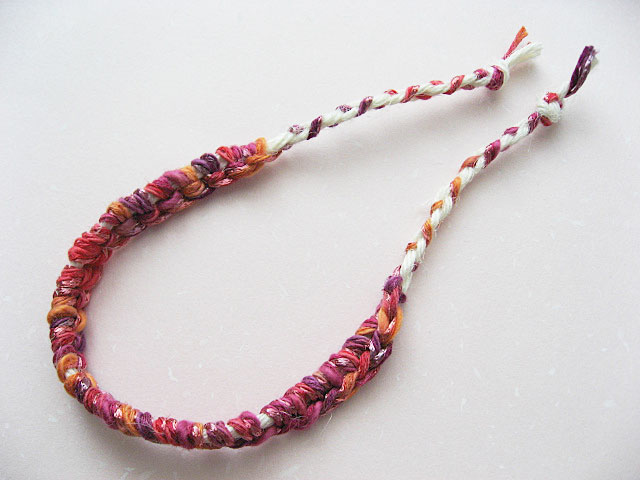 3本の糸で簡単に出来るミサンガの作り方! 生活に役立つ記事